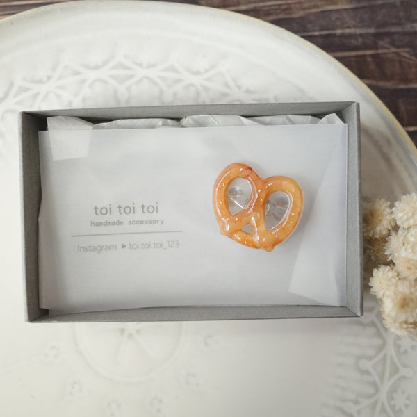 toi toi toi Handmade Accessories - Brooch KASANARI Pretzel