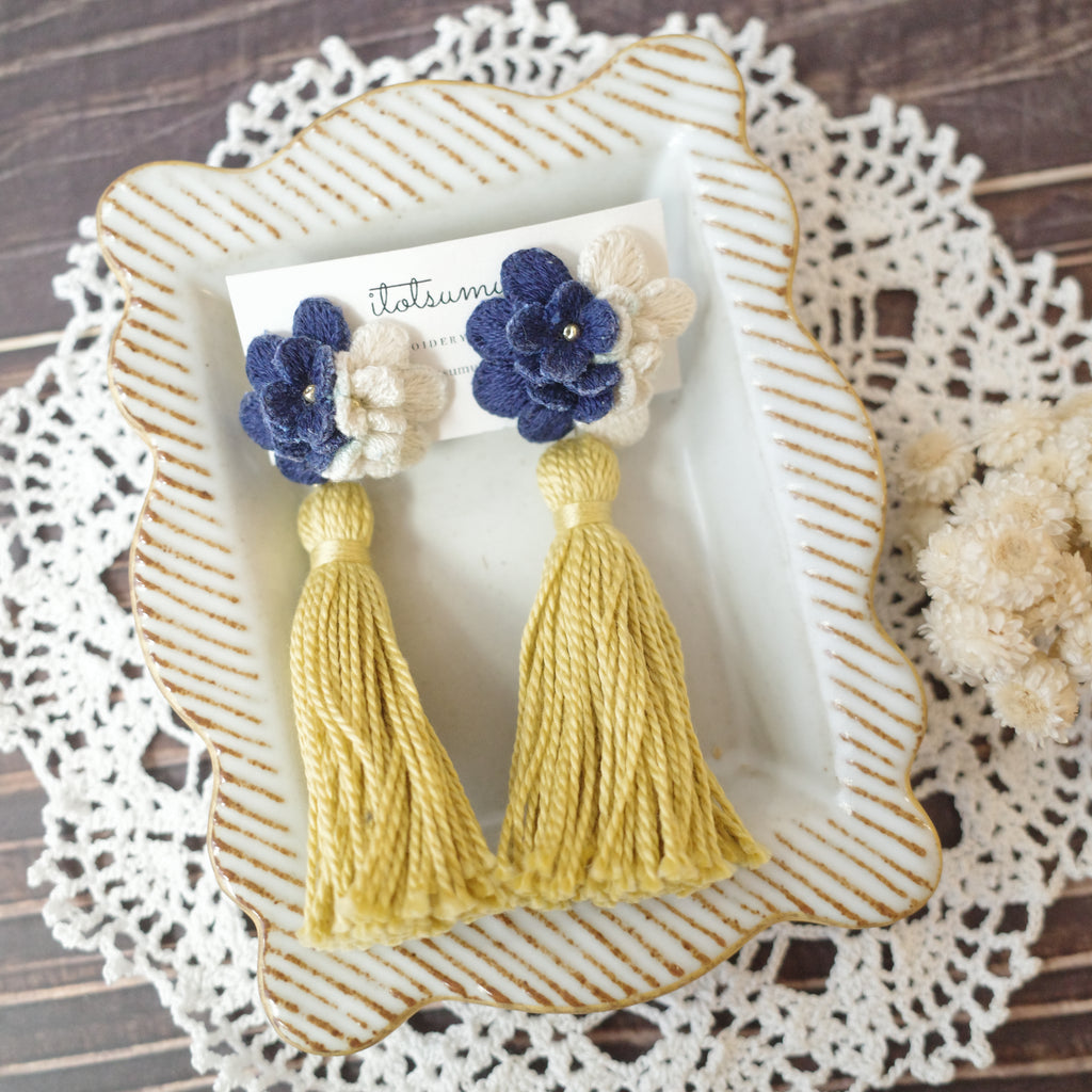 itotsumugi Handmade Accessories - Little Flower Earrings with tassel (White x Navy))
