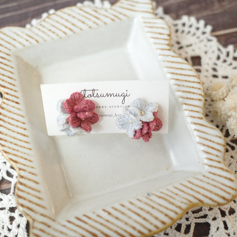 itotsumugi Handmade Accessories - Little Flower Earrings (Grey x Red) No.4