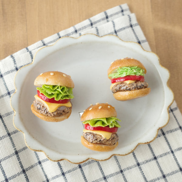 Rye handmade accessories - miniature brooch - Hamburger